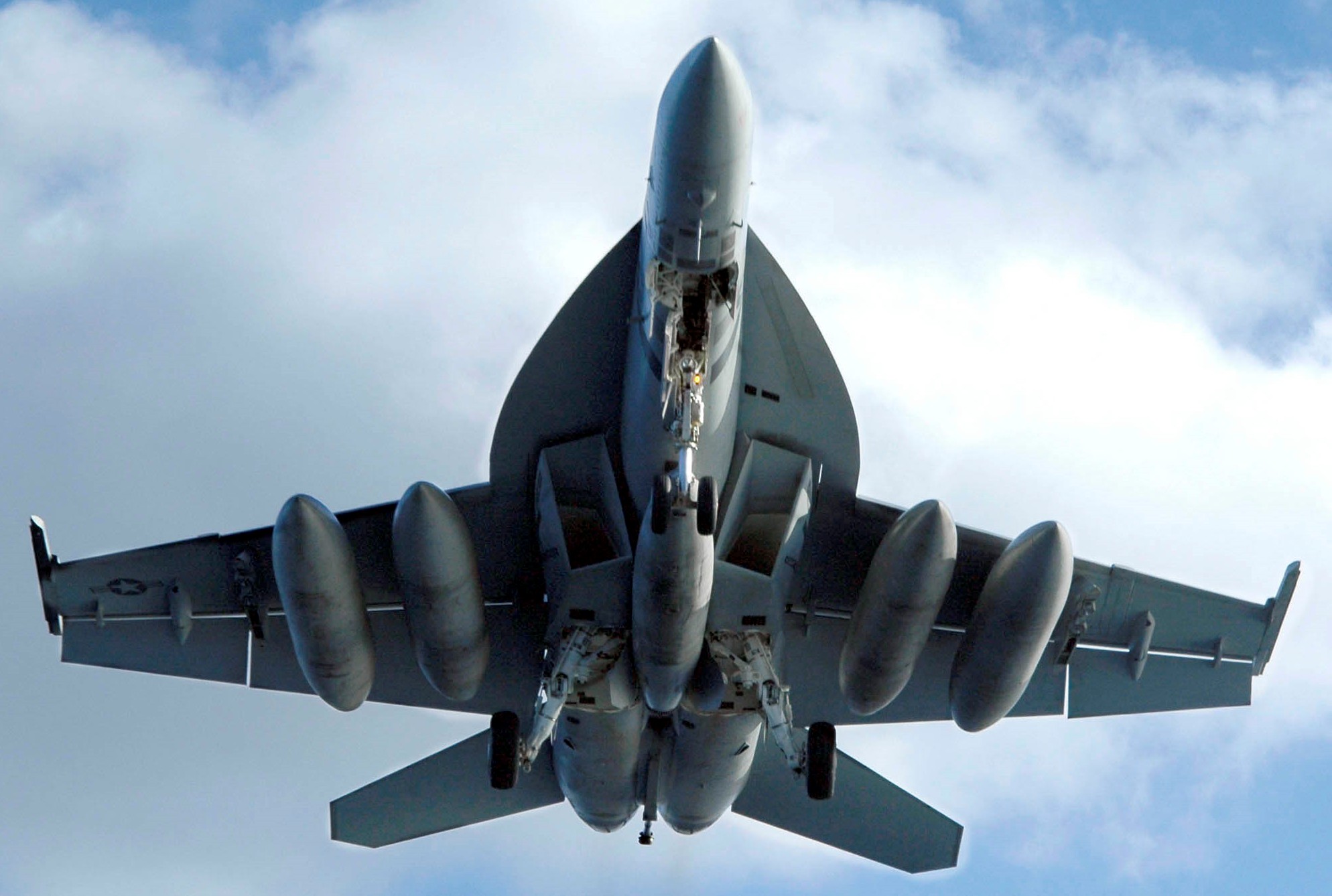 它是美军舰载机的主力"超级大黄蜂"战斗机大图欣赏