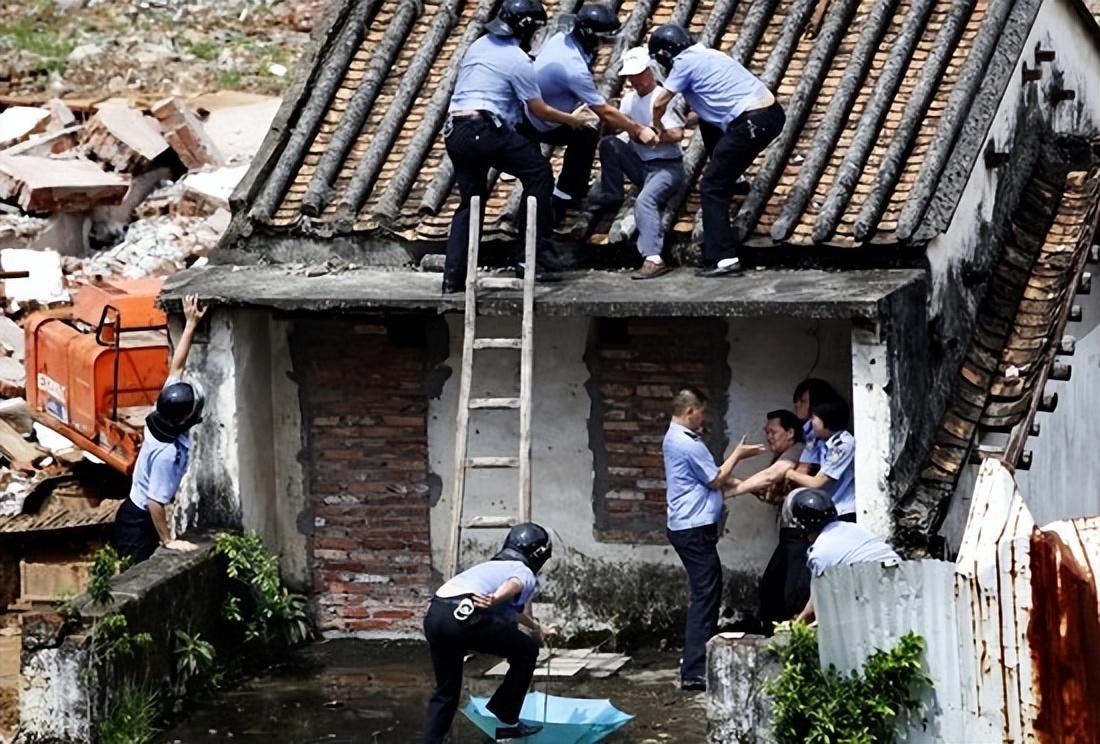 回顾吉林一民房遭暴力强拆房主为抵抗自焚责任应该追究谁