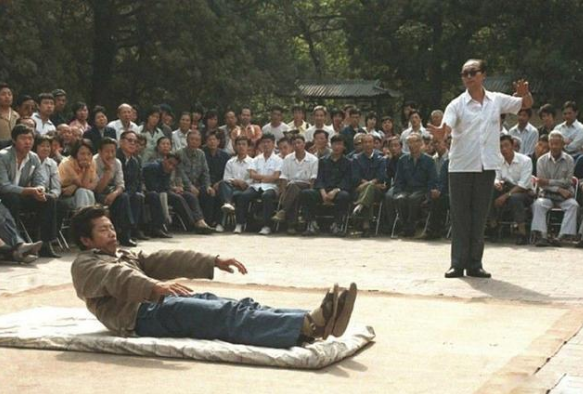 海子15岁考上北大,因家里穷被分手,自杀前:我的死与任何人无关