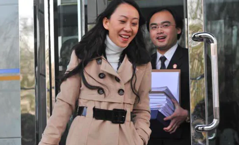 央视记者陆幽采访巩立姣,内容惹争议,遭网友批评不尊重对方