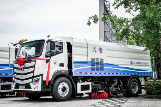 欧曼底盘 福龙马上装"强强联合",实拍欧曼纯电洗扫车