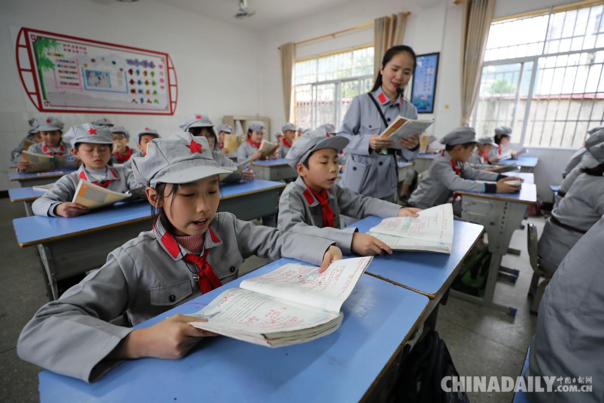 凤凰和平红军小学室内排练红歌(图2)