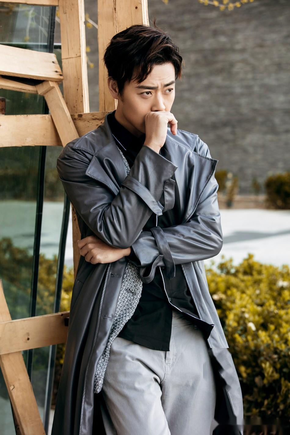 张桐身高一米八三,外貌阳刚.