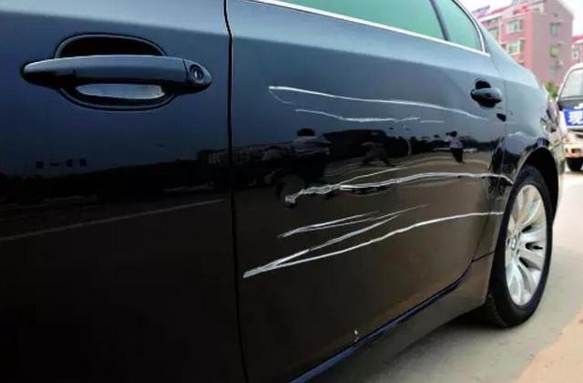 汽车在外被刮蹭,肇事者跑了怎么办?老司机:这样做让他乖乖赔偿