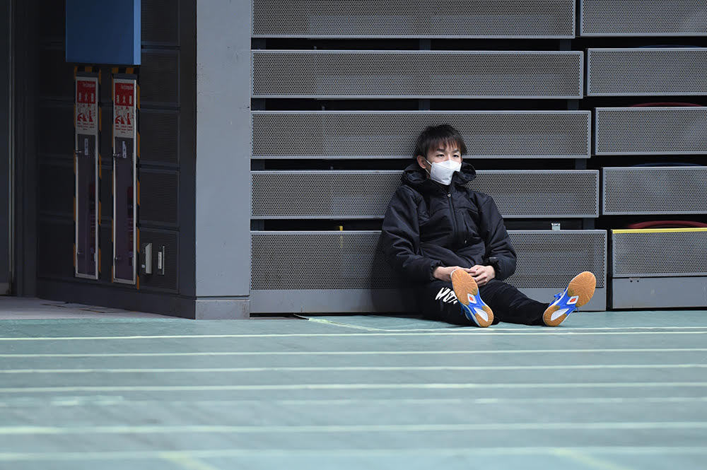 落寞!日本男乒奥运代表输球后独自呆坐在地上,眼神茫然难掩失落