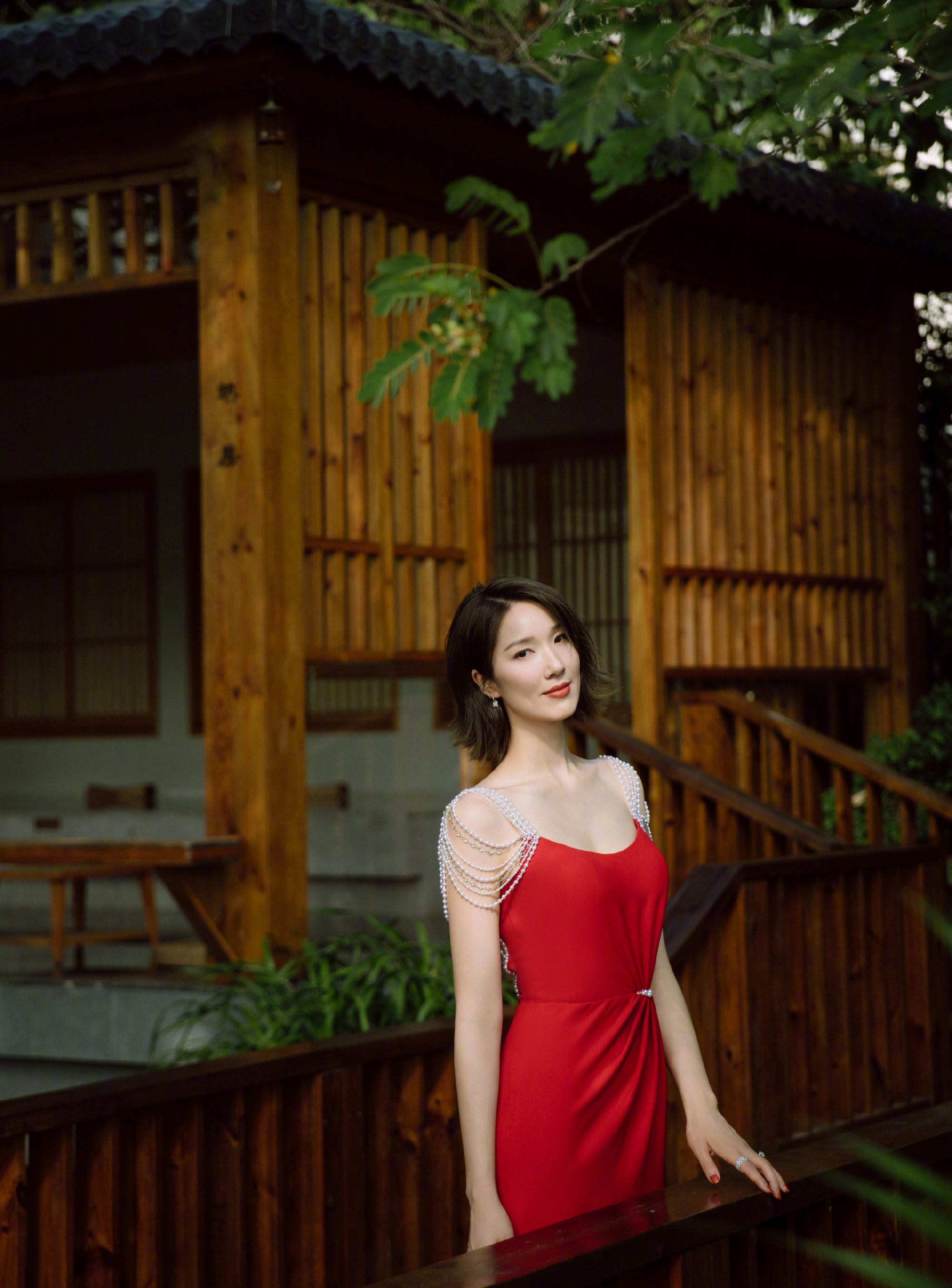 香港小姐李亚男晒中国红长裙写真,配合宣传正能量节目,值得点赞