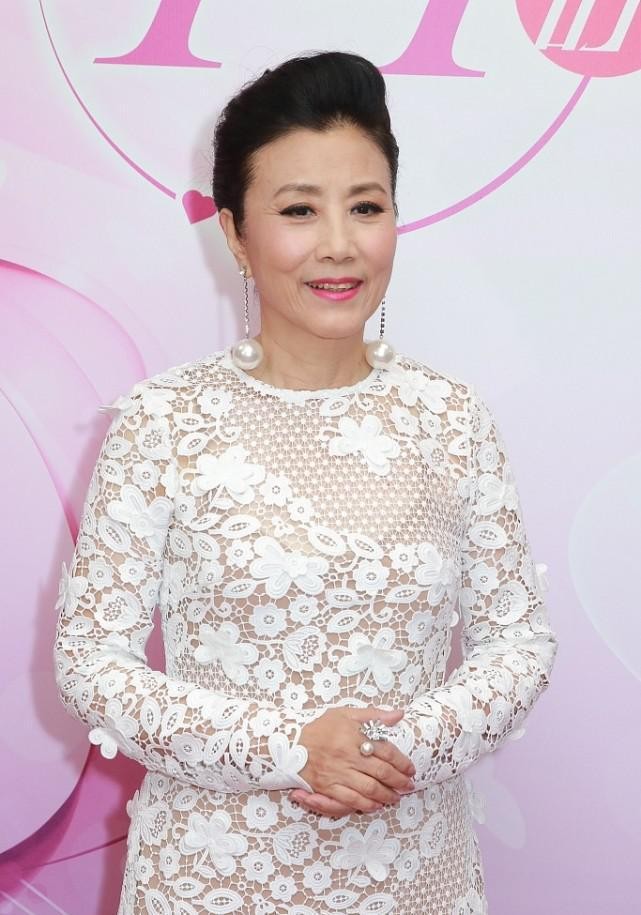 汪明荃都74岁了,可仍然穿得挺抢眼,薄透蕾丝裙看着好清雅