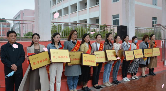 "三大活动"结硕果 标杆引领向未来!西平四中举行期中颁奖典礼