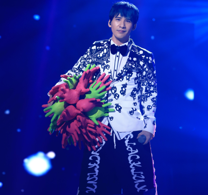 大张伟被戚薇公主抱,岂料被她抓到要害,网友:真是捏了把汗