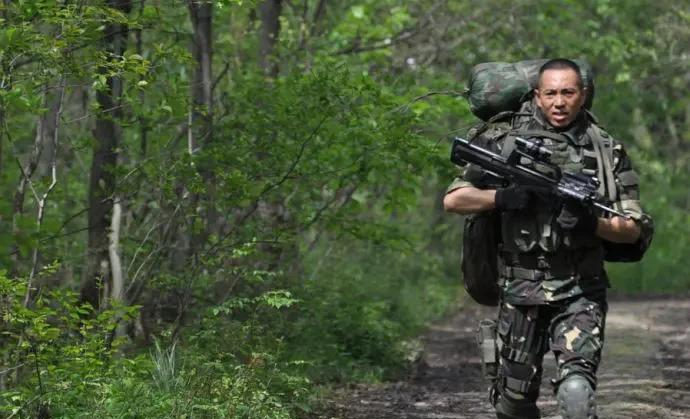 回顾油头粉面就不要演军人了这15位演员告诉你什么才是硬汉