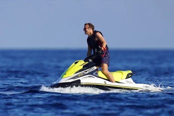 小马哥度假骑摩托艇,掀起环保人士的愤怒