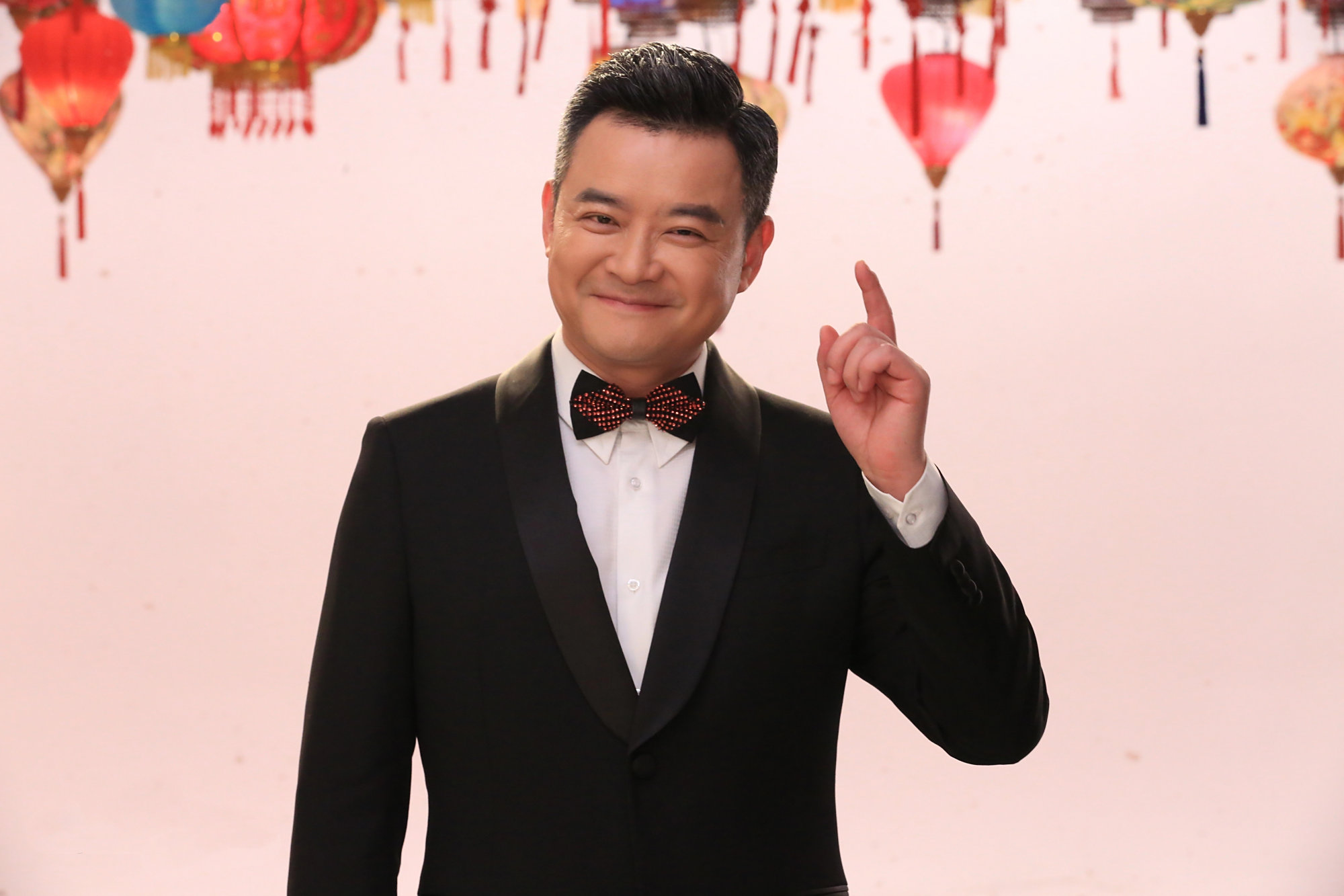 央视主播李佳明:高中退学学表演,生活平淡也幸福,至今妻子成谜