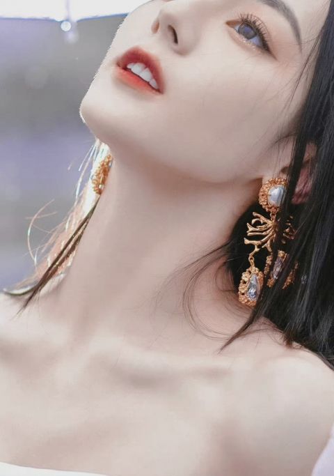 迪丽热巴雨中撑伞大片 唯美纯洁氛围感拉满