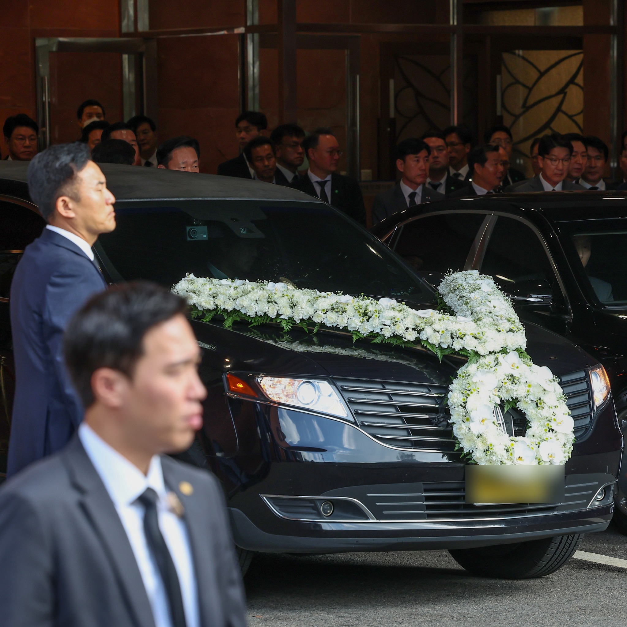 韩第一夫人出席公公葬礼!穿黑色传统韩服亮相,戴黑框眼镜很悲痛