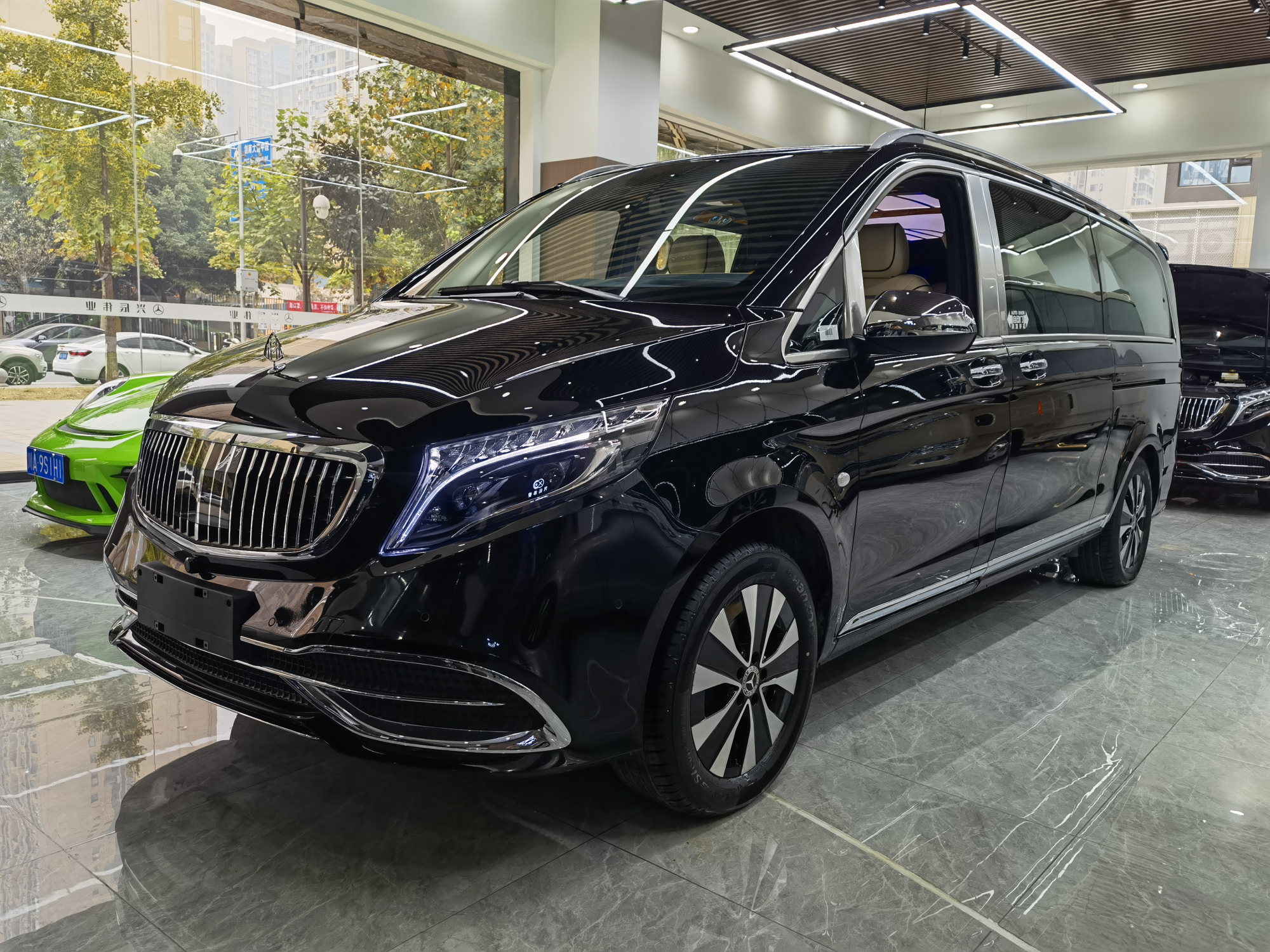 真香!比埃尔法省钱还有面子的奔驰vs680l落地价不到70万