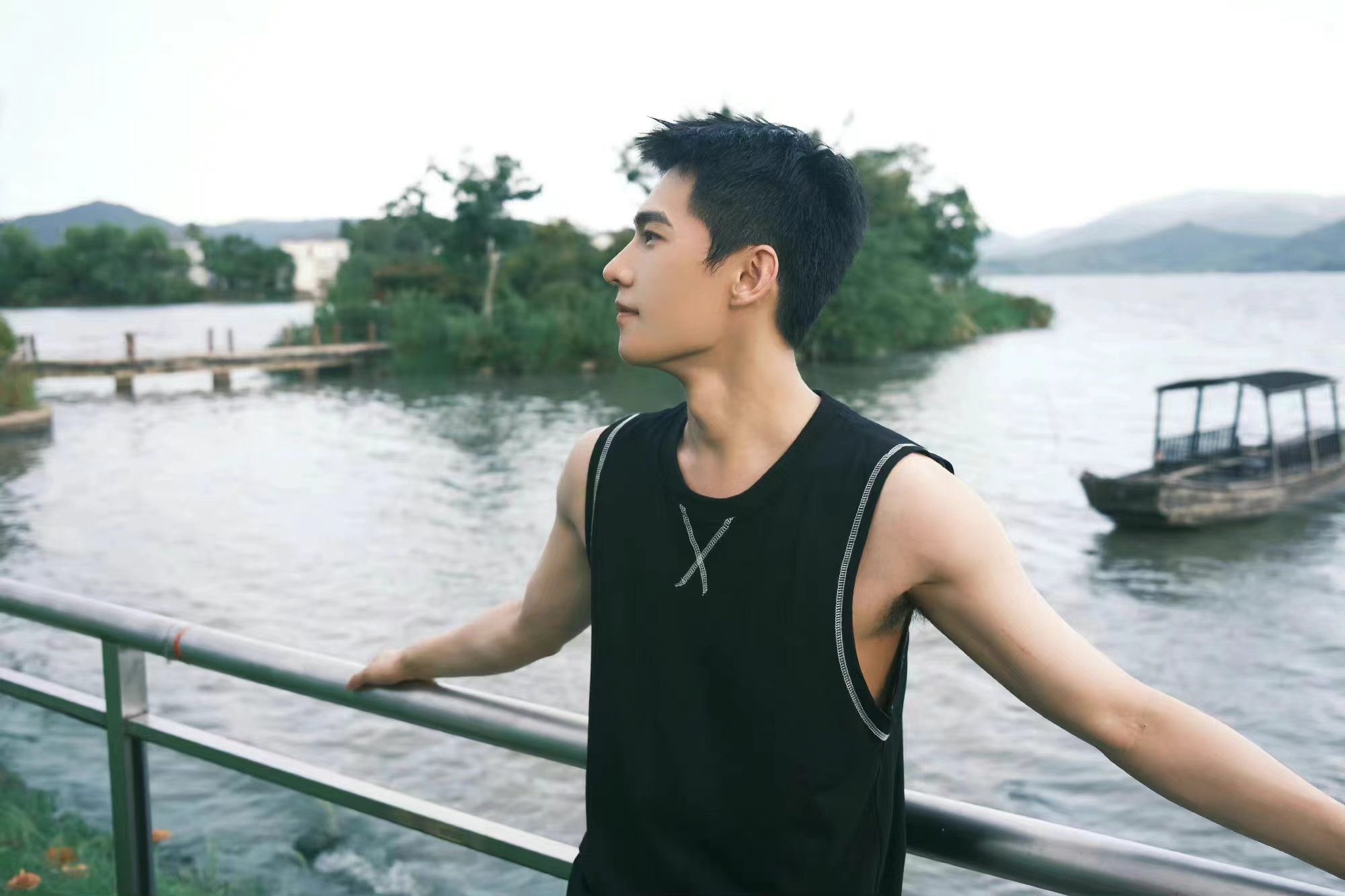 杨洋湖边最新四宫格照片,肌肉线条绝美身材好到爆