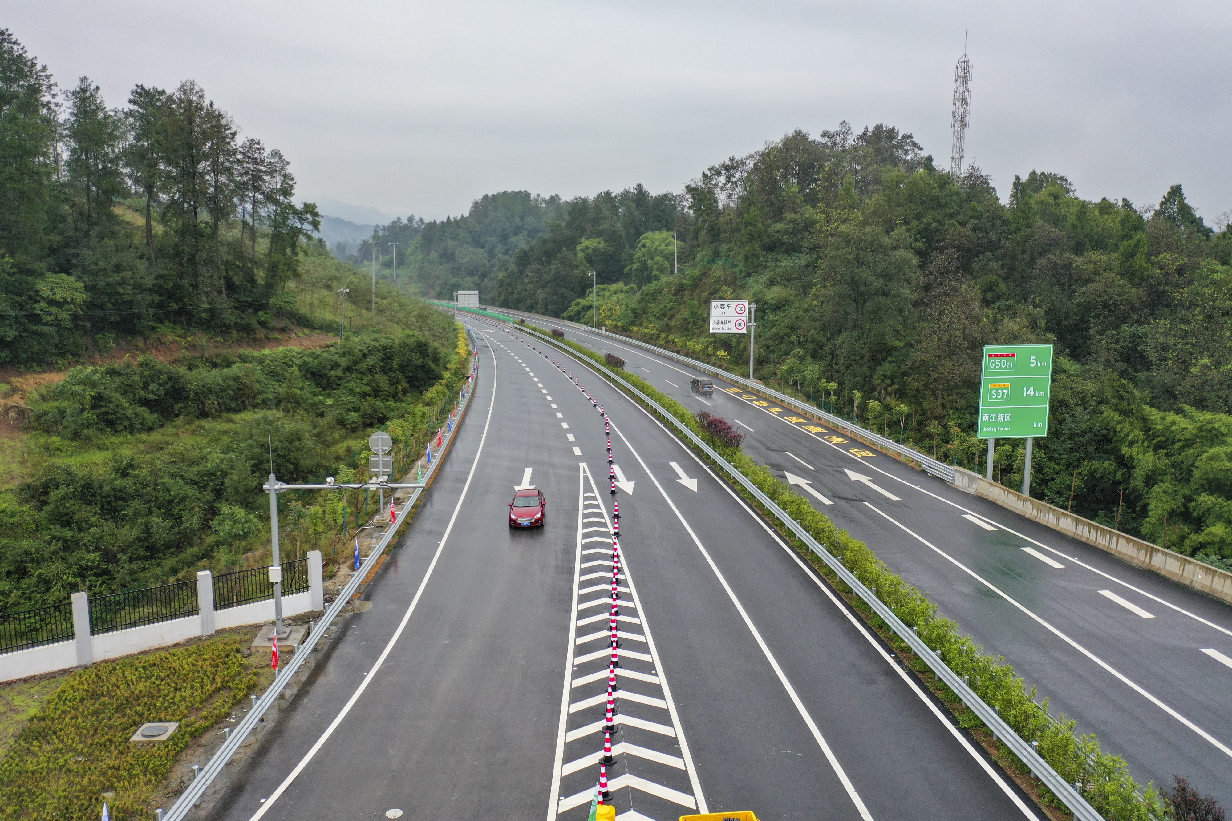 重庆:南两高速建成通车(1)