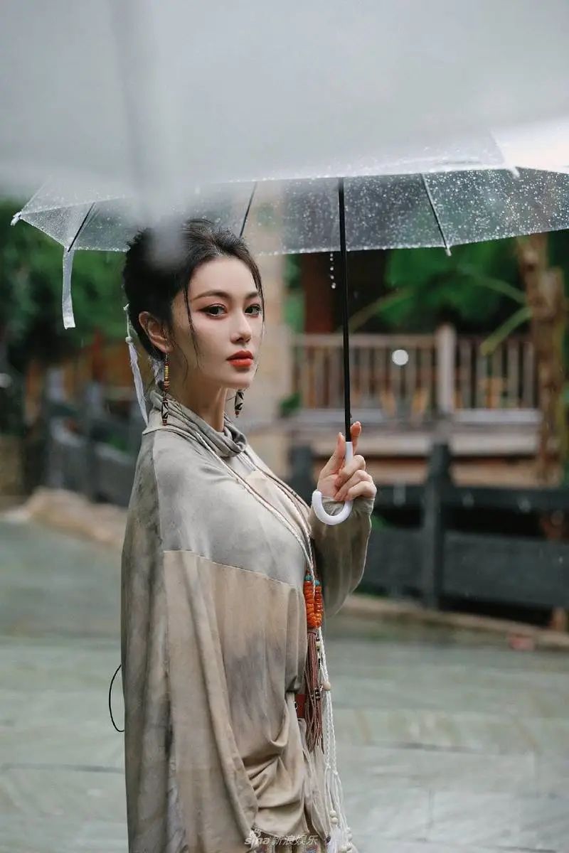 雨中的美人,张馨予令人动容的撑伞写真