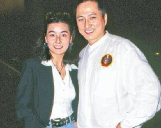 汤镇业前妻息影30年晒近照,国外秀美腿状态佳,养仨娃22年仍单身