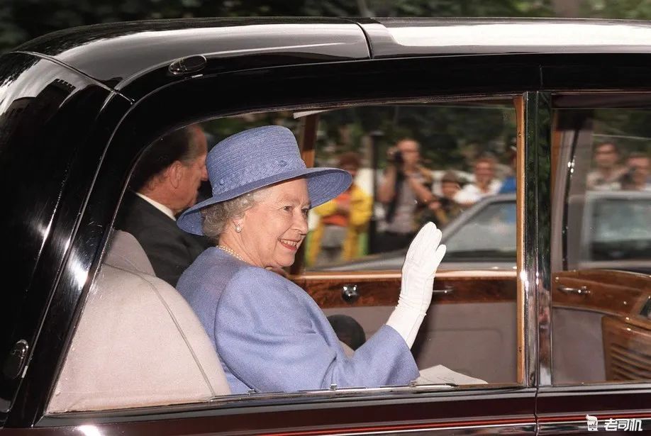 无证驾驶却畅通无阻,你以为英国女王只爱路虎?