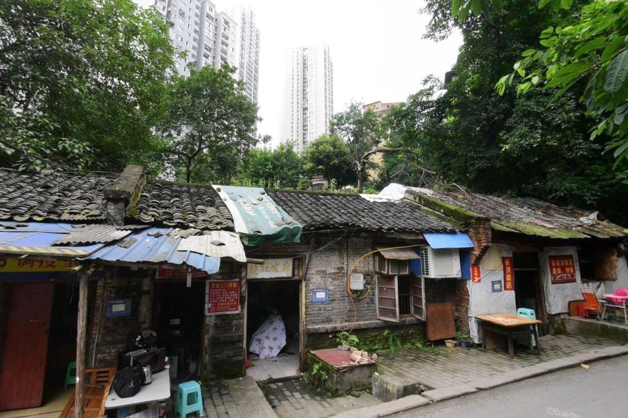 重庆的一处城中村,房屋老旧杂草丛生,却迟迟等不来拆迁改造