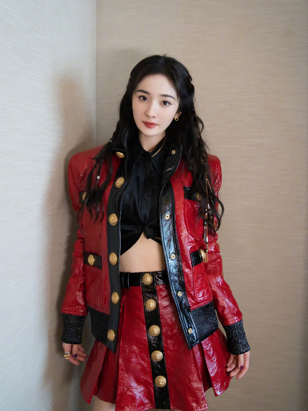 杨幂红皮衣短裙新造型,说不上哪里奇怪,就是衣服纯看脸和身材撑着了