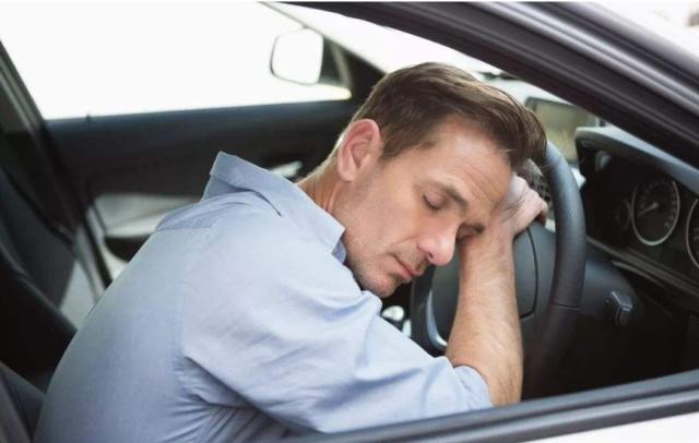 开车总是犯困怎么办?别喝红牛了!教你1招,瞌睡"都跑光"