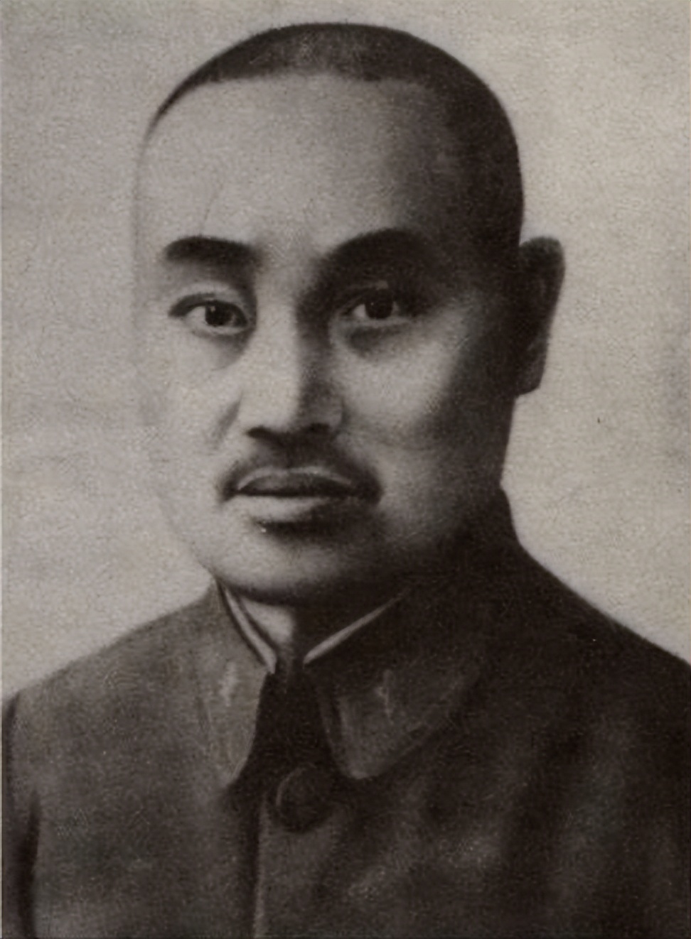 1951年妇女在澳门乞讨无人接济无奈举牌我是王铭章上将遗孀