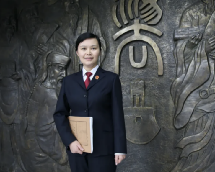 向慧和周春梅是老乡,也是初中同学,向慧同样也考入