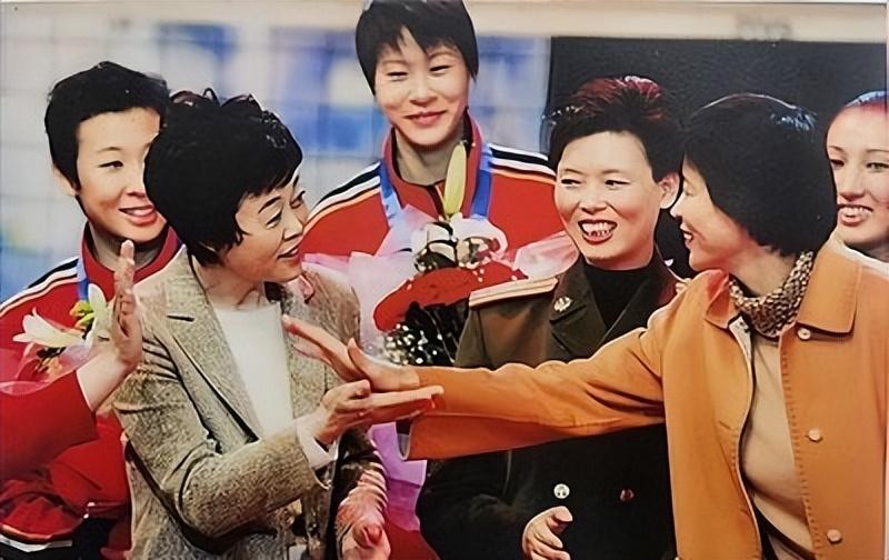 13年陈招娣去世女排队友赶来送别袁伟民一句话让全场泪如雨下