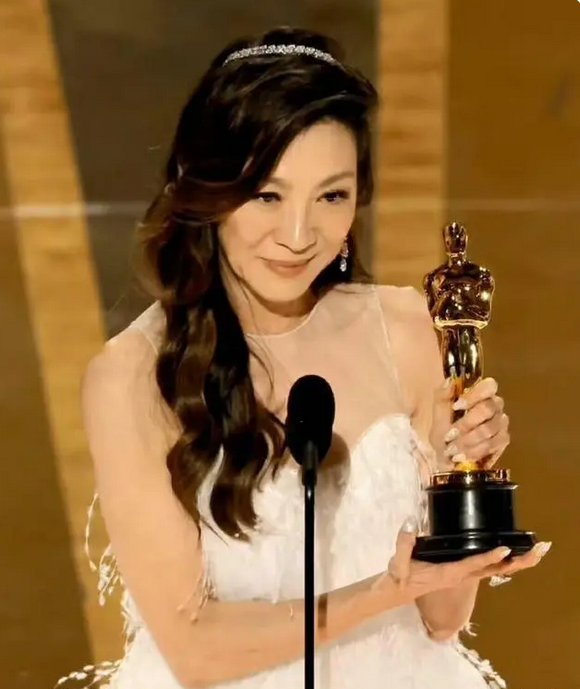 杨紫琼获奥斯卡影后 甄子丹晒亲密合照恭喜 周星驰称:她值得!