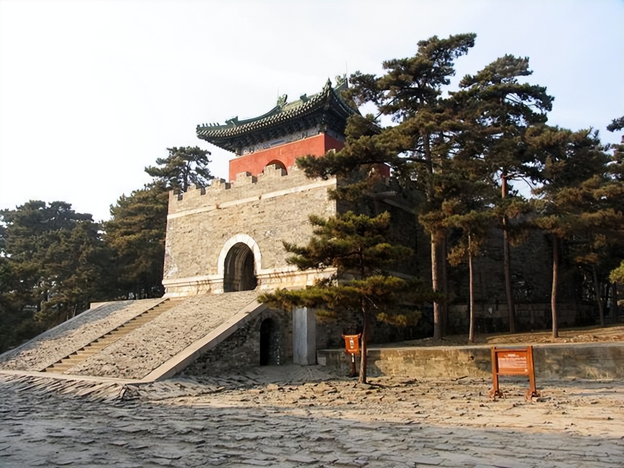 令妃陵墓被盗,曝出其死亡之谜?尸身百年不腐的她,并非乾隆毒杀