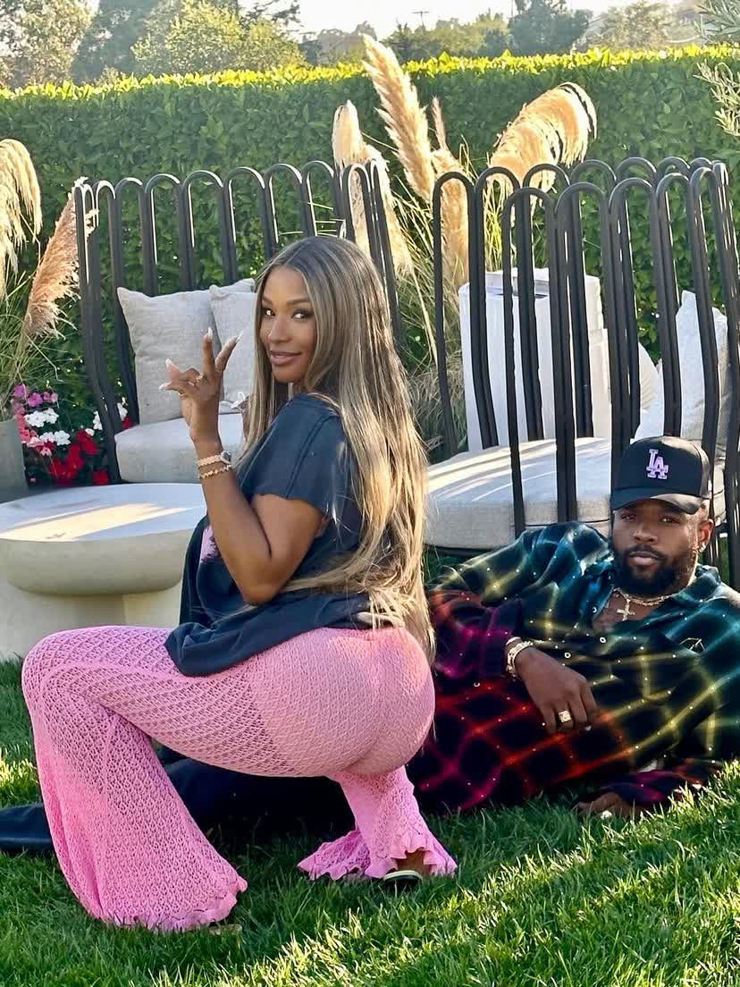 萨瓦娜和她的御用造型师在草地上合影!