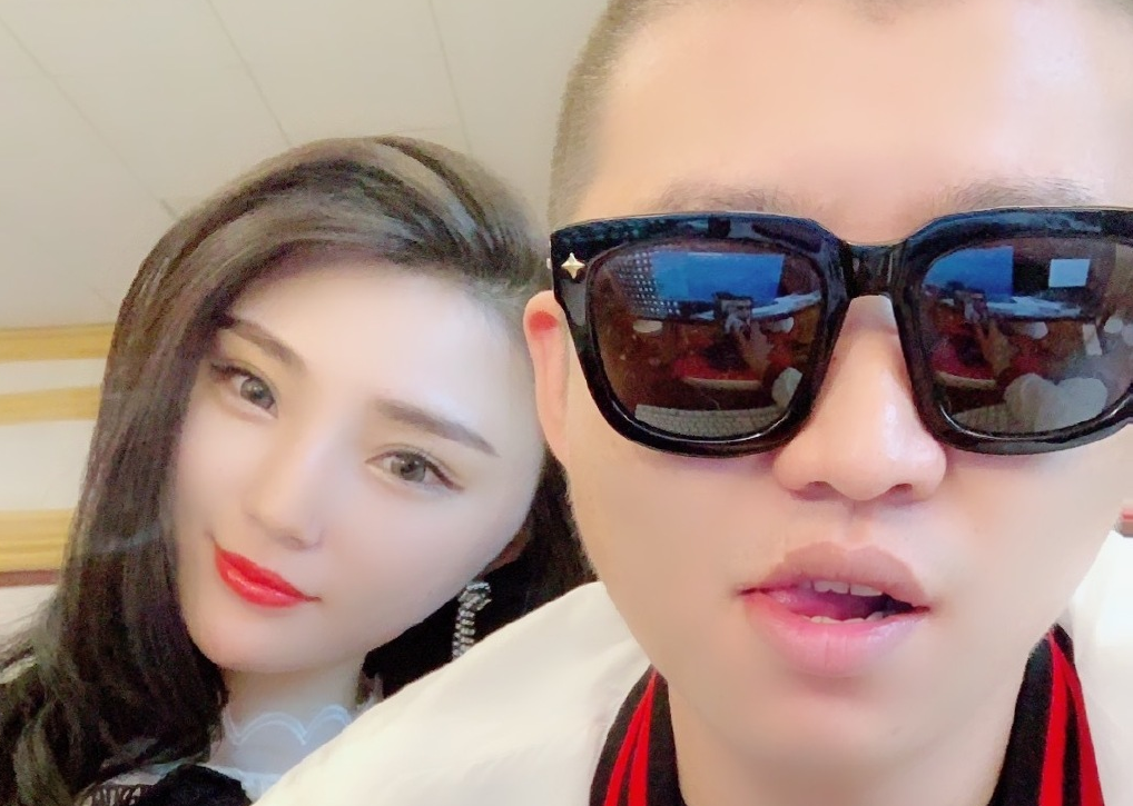 二驴父亲的女粉丝开播,回应与"驴爸"的恋爱关系,怒怼对方撒谎