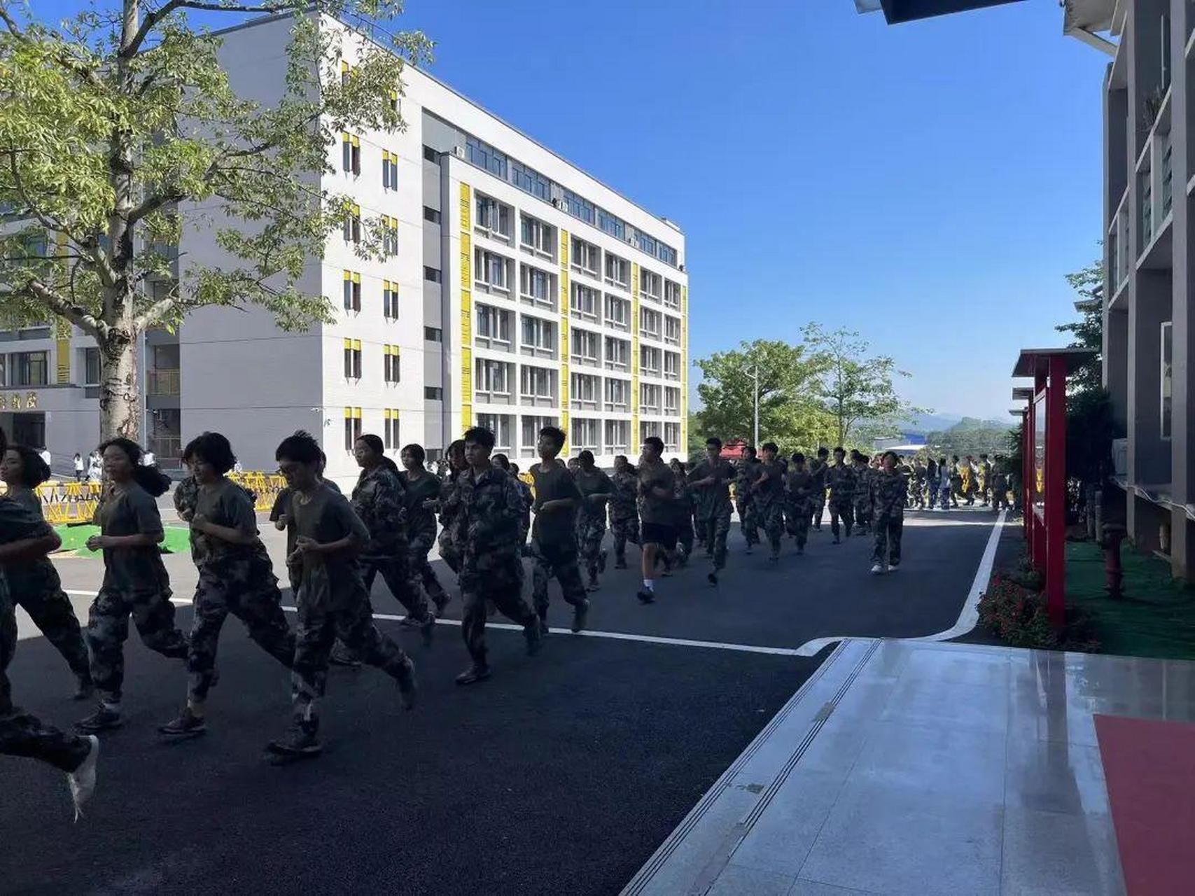 清远市德圣健康职业技术学校2023级新生开学一个多月了还是在揭室