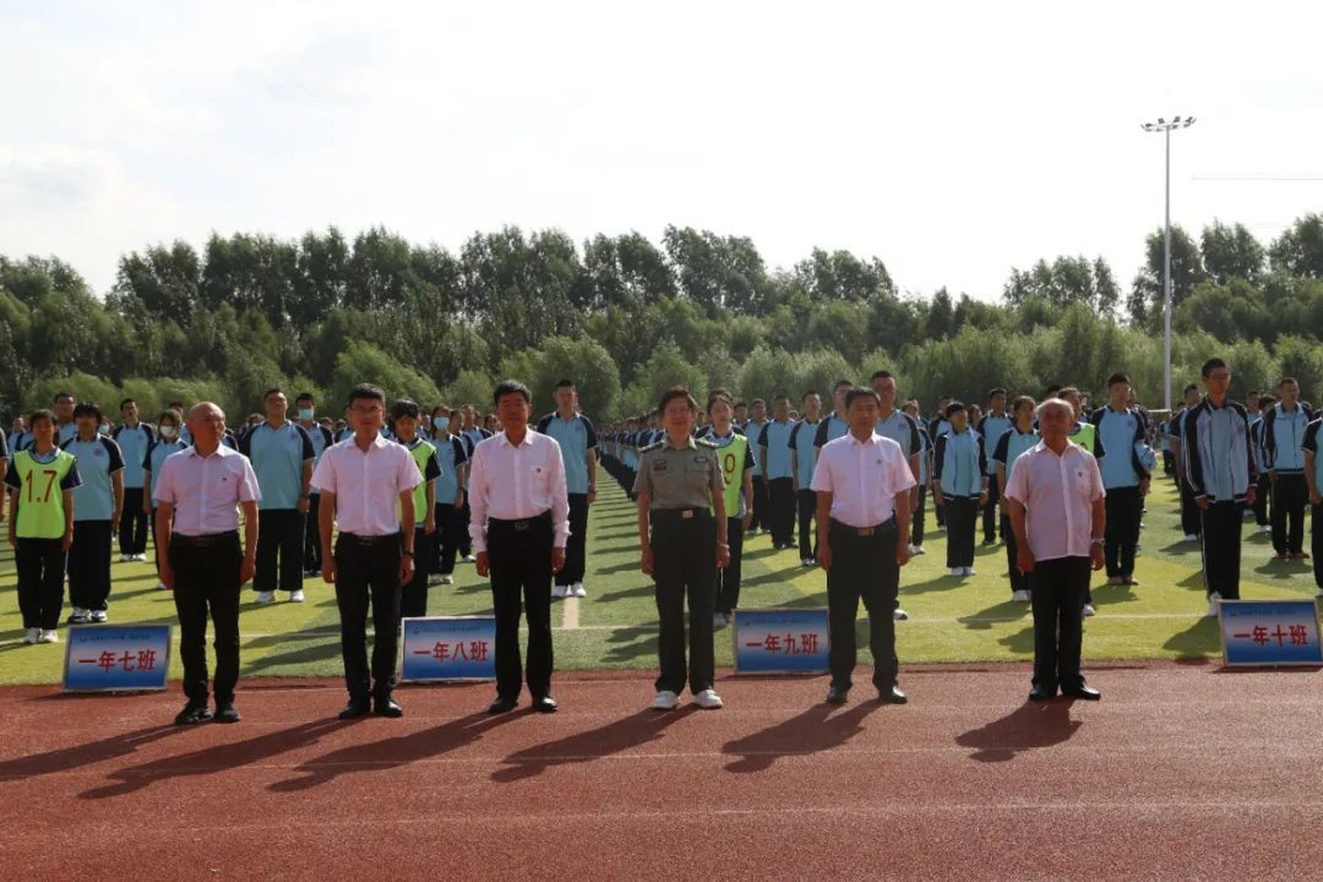 辽中区第一高级中学开展国防教育主题升旗仪式  9月18日,在辽中区第一