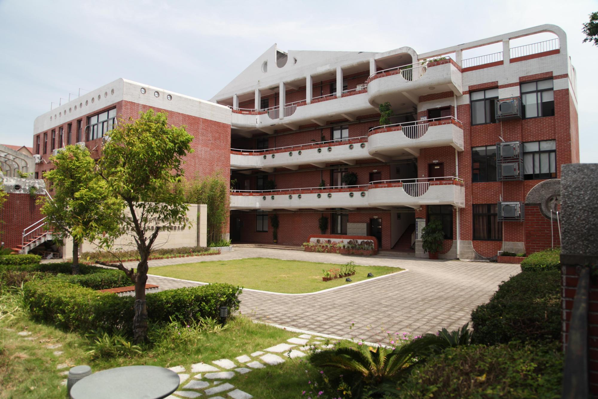 襄阳大庆路小学五年级学生坠楼,安全教育是不可或缺的一环