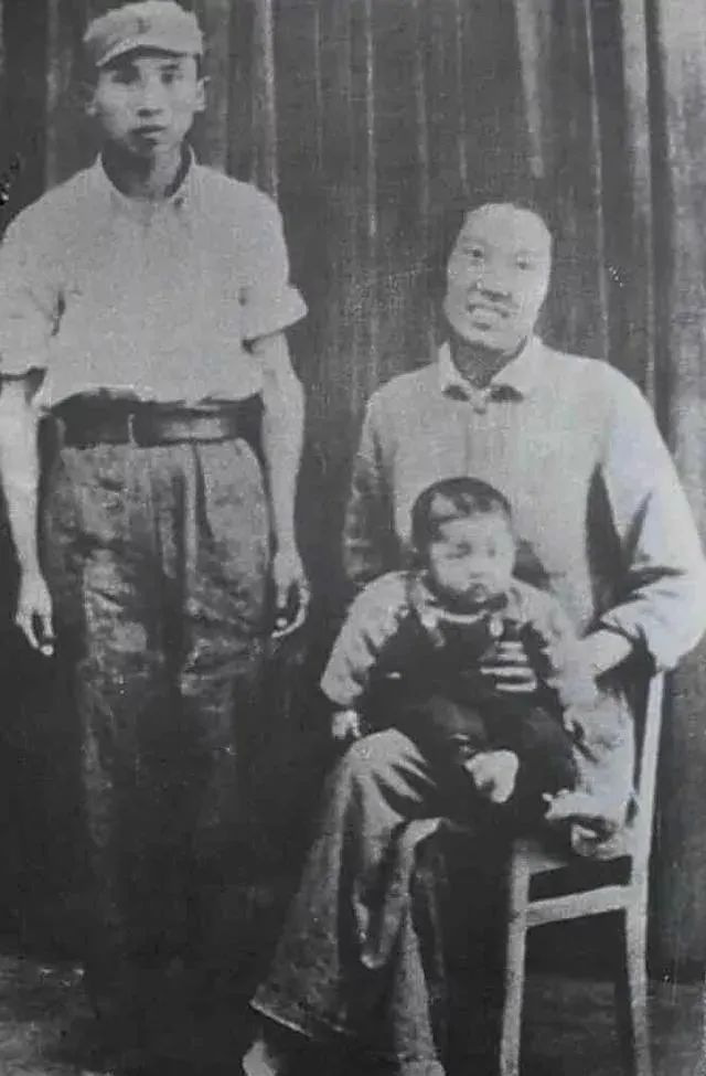 23岁女特工为保护密码本,与丈夫相拥,携两岁儿子跳入大海