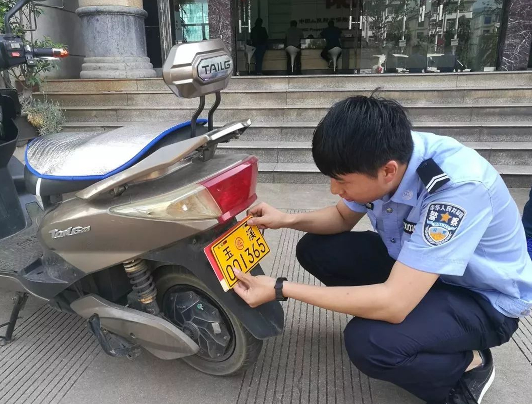 电动车牌全面普及,4种颜色代表不同含义,你都知道什么意思吗?