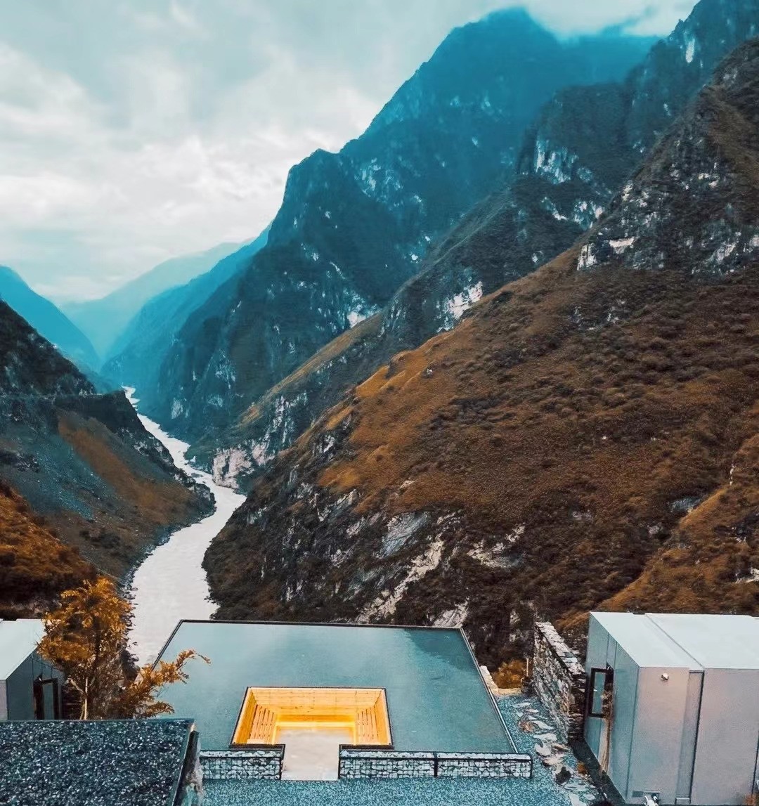 云南民宿.虎跳峡秘境半山酒店,悬金沙江之上,全玻璃天窗观星空