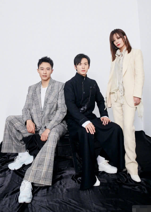 赵薇被张哲瀚事件牵连,照片事件旧事重提,杂志封面资源被取消!