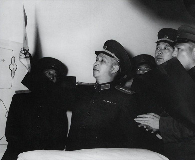 1984年粟裕逝世,葬礼上他的遗体前站着4位首长,分别是谁?