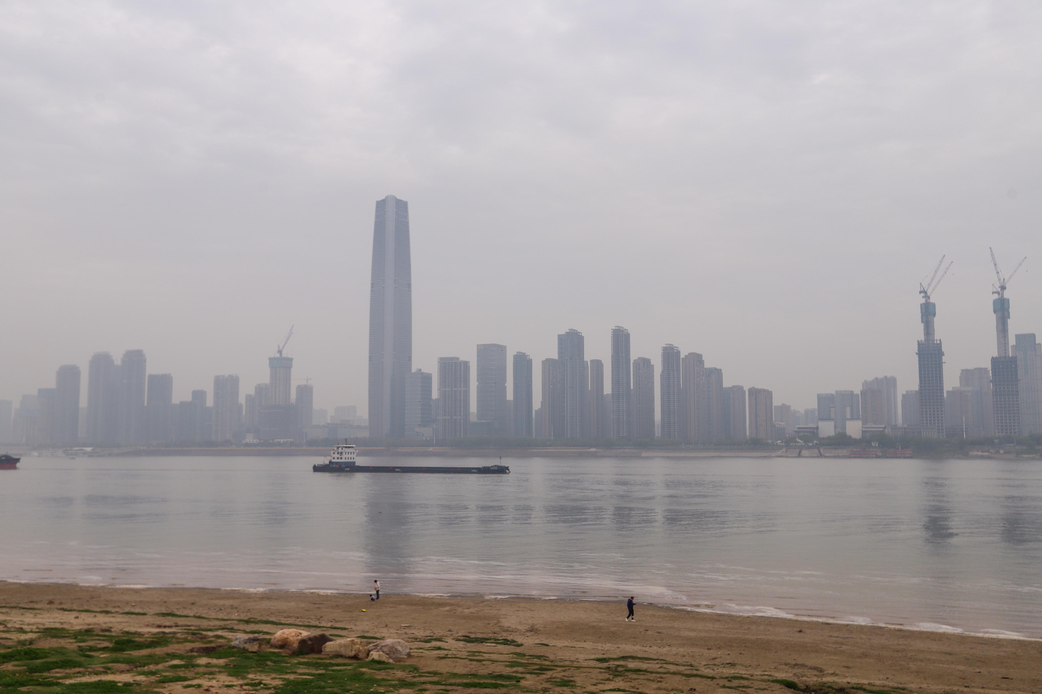 武漢著名的風景遊覽勝地,漢口江灘公園,被譽