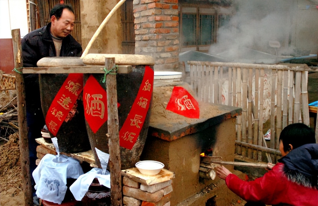 买酒时,酒贩子总让你先尝一口再买,别被骗了,其实另有猫腻