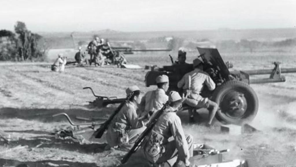 国民党飞机逃跑时落下一"铁棍",空军司令看后大喜:快送到北京