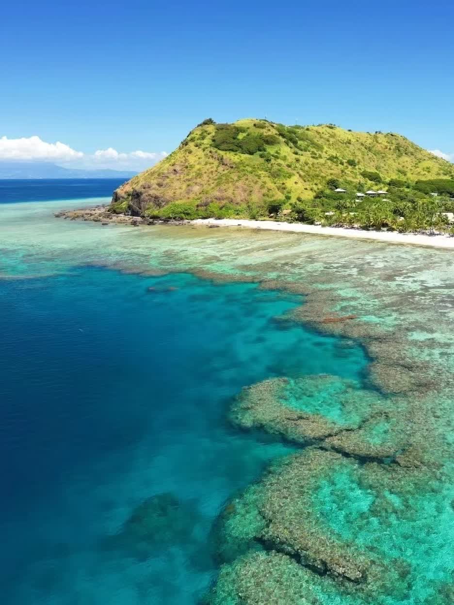 在西沙群岛上,蓝天碧海构成了壮丽的风景线.