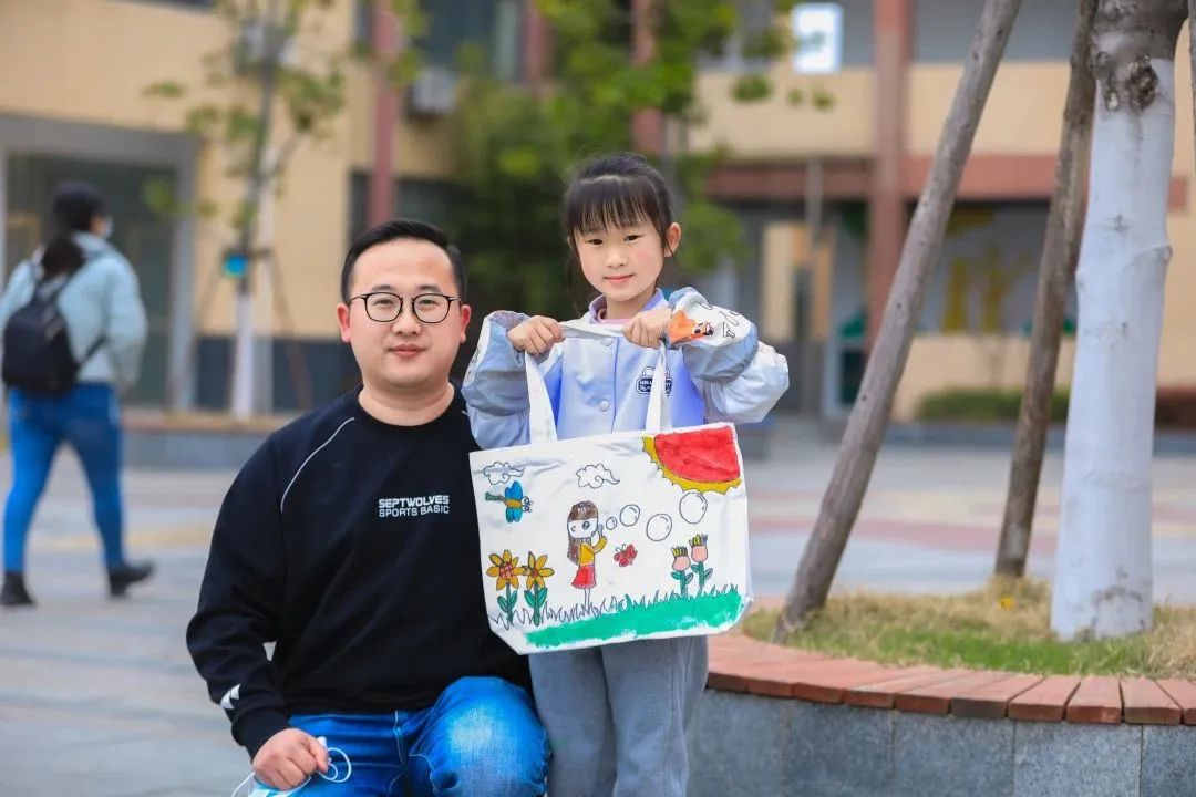 趣味运动会,亲子绘画,专题讲座,这所小学玩转不一样的家长会!