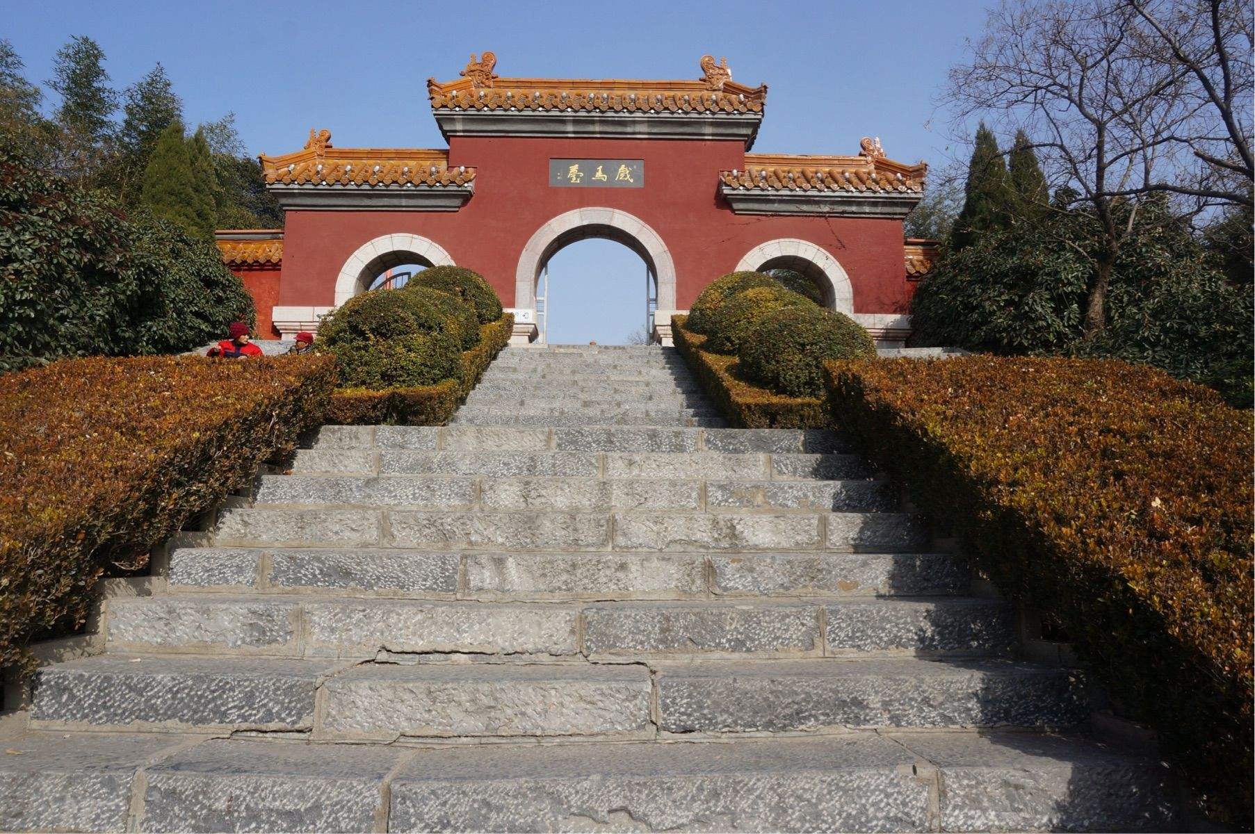 戏马台位于江苏省徐州市,是历史上有名的名胜古迹之一.