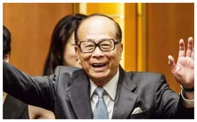 李嘉诚 大孙女_李嘉诚95后孙女李思德正式亮相_李嘉诚孙女李燕宁图