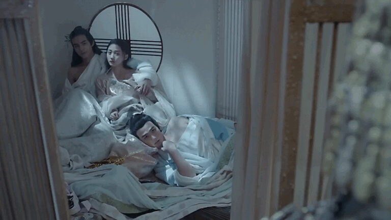 魅惑妖娆的气质,而关晓彤顶了一个缝纫机出场不说,搔首弄姿,扭腰摆臀